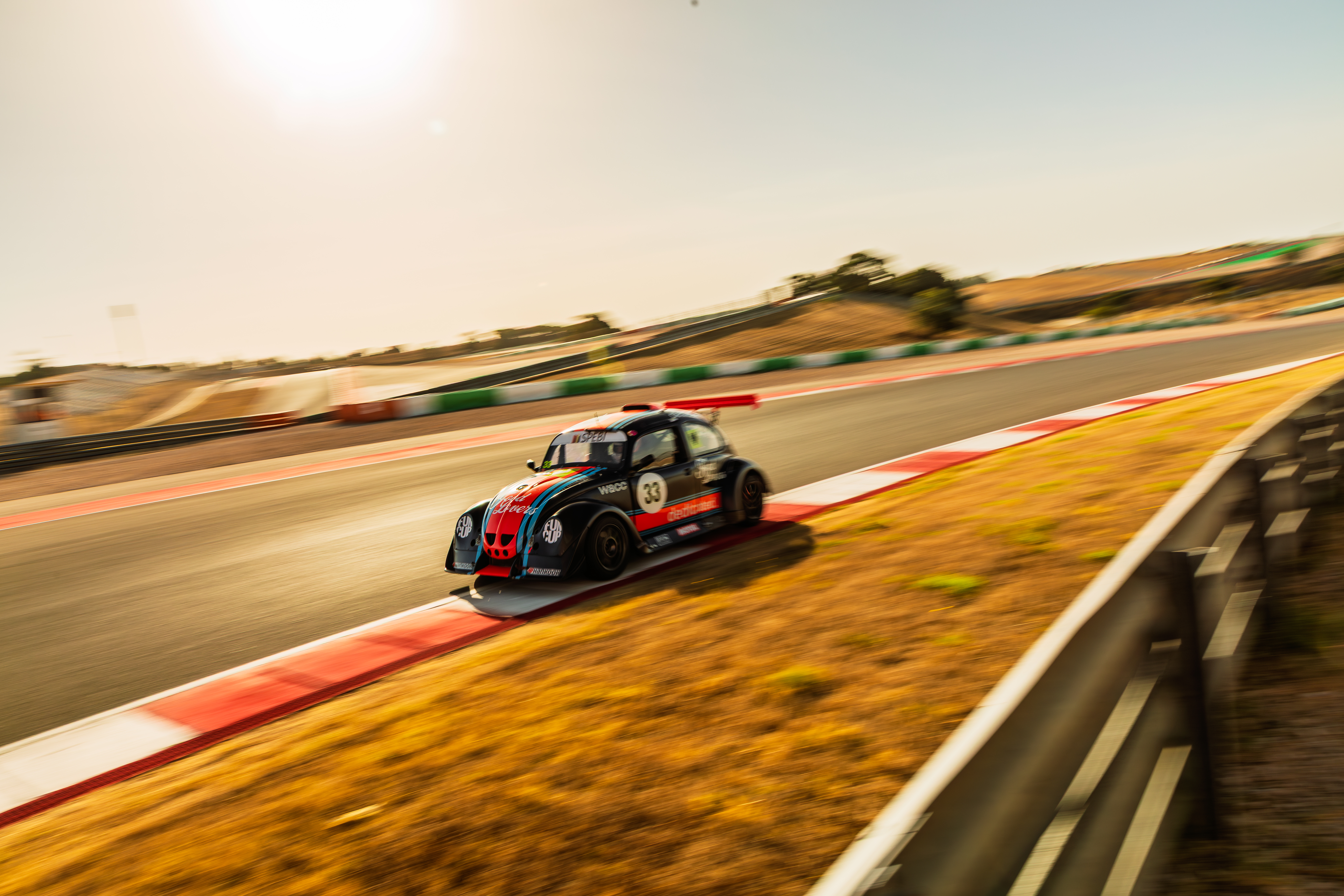 La voiture de course en appui dans une courbe rapide