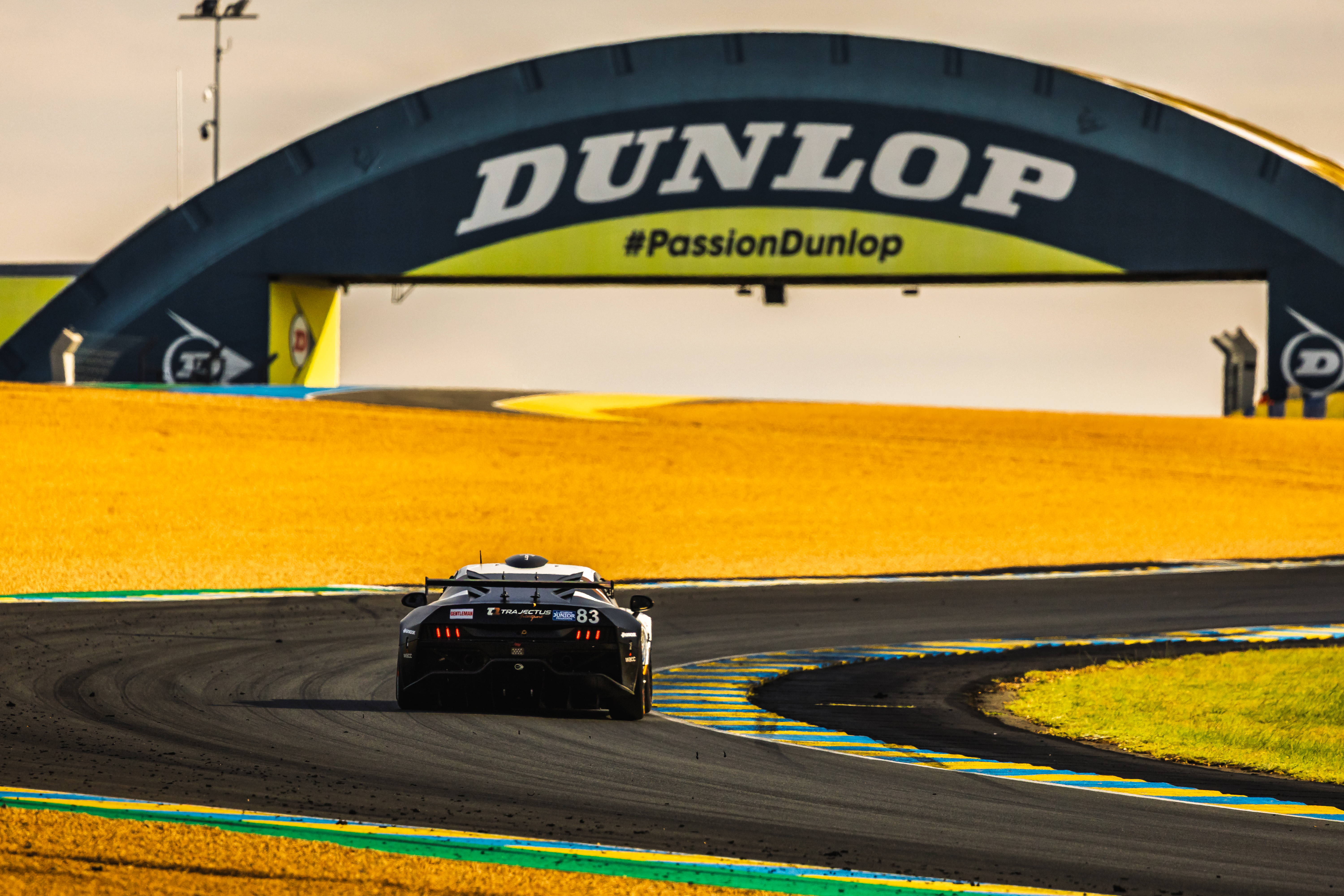 Lumière de fin de journée sur le circuit