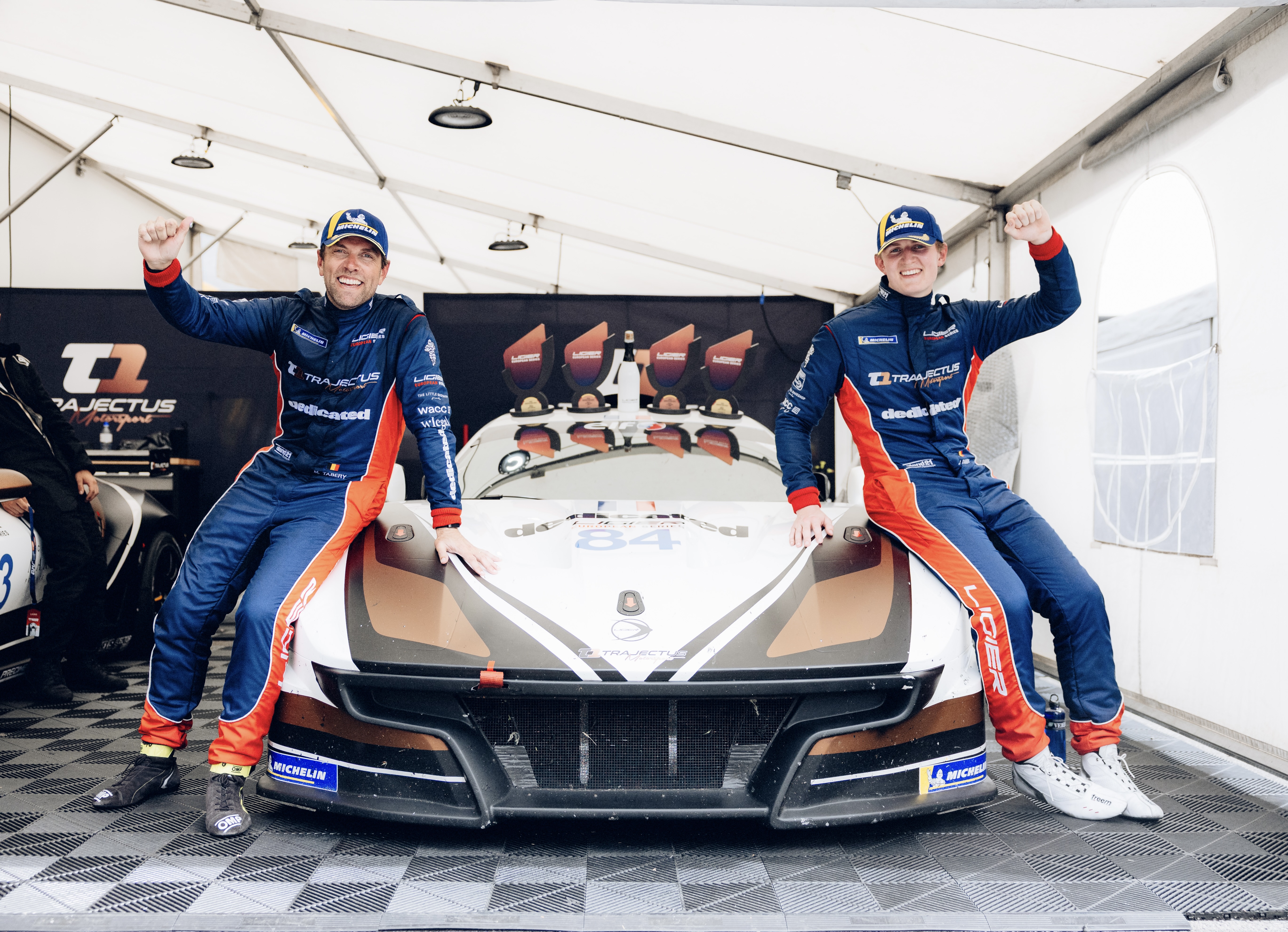 Préparation d'avant-course dans le paddock